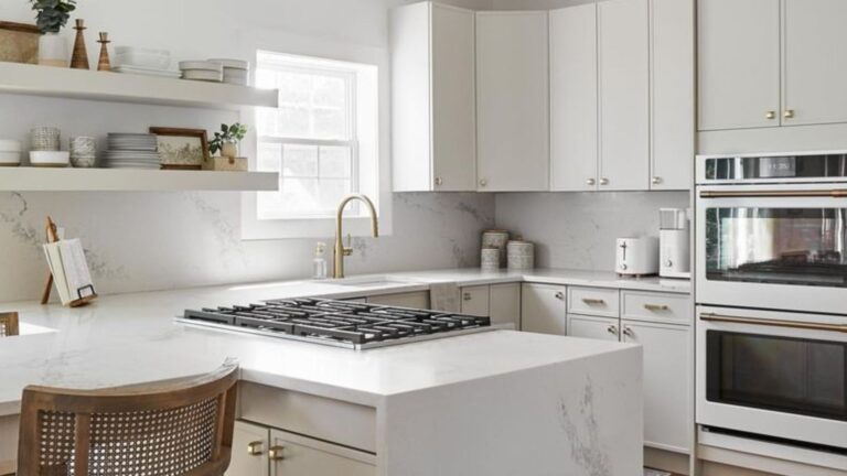 24 Absurdities of Choosing a White Kitchen for Your Home