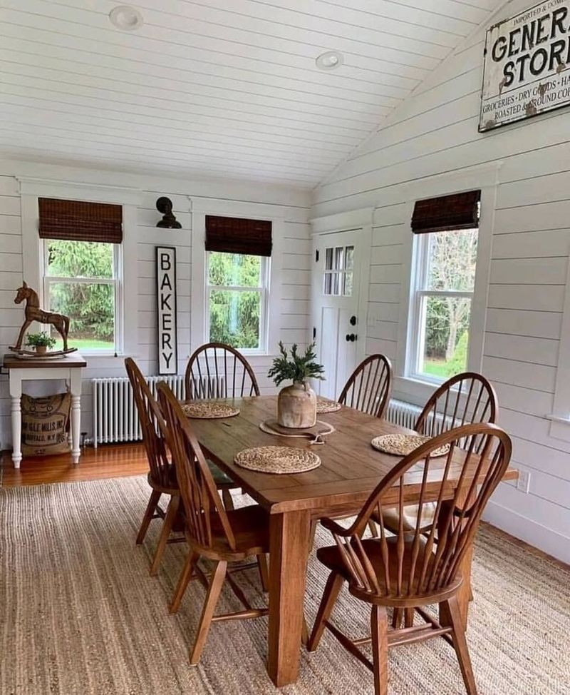 Charming Dining Room Ambiance