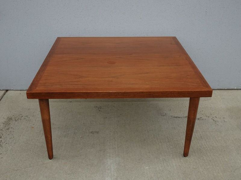 Peg-Leg Petite Table