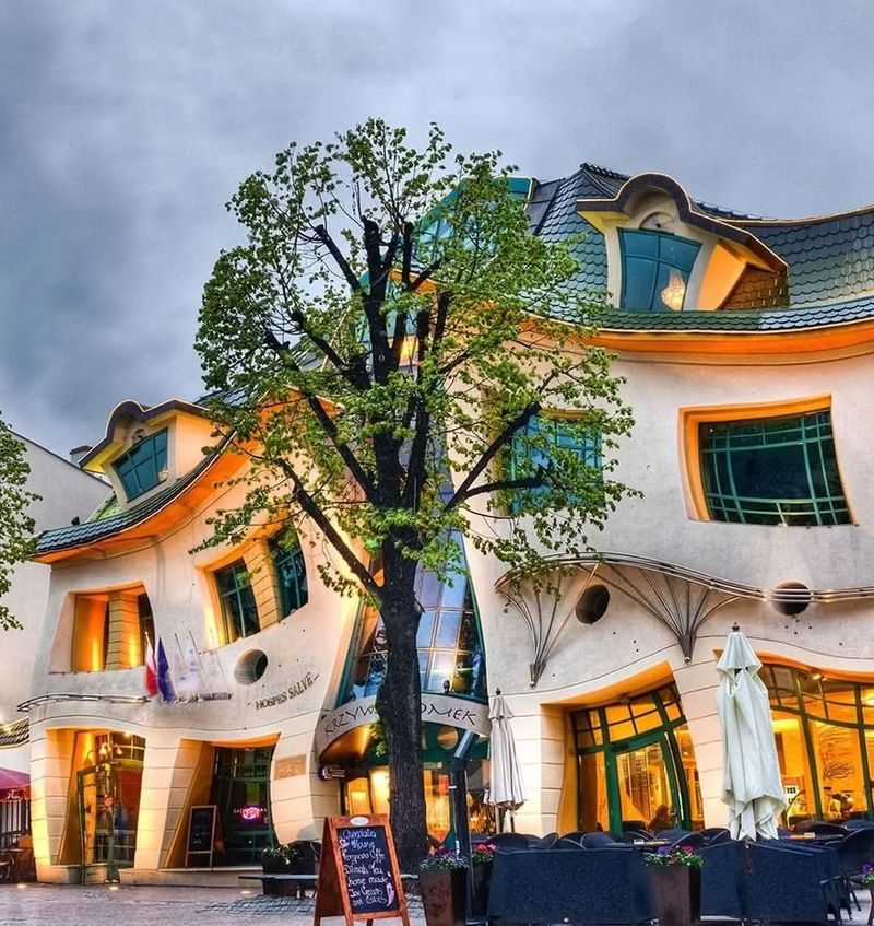 The Crooked House, Poland