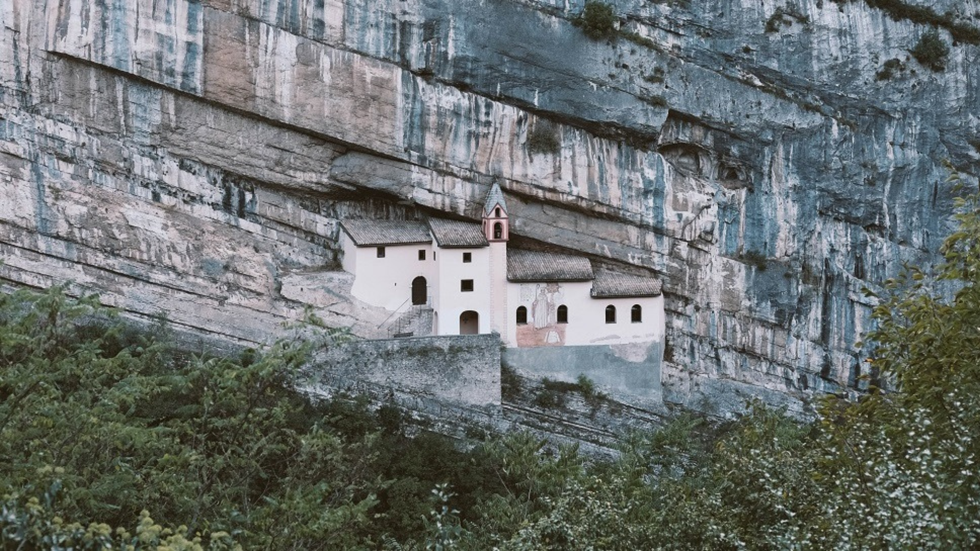 house build-in on the cliff