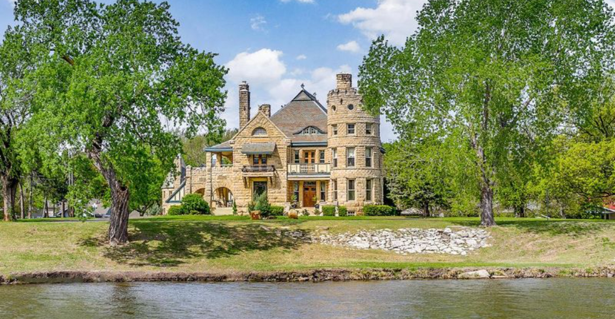 20 Centuries-Old Kansas Homes with Jaw-Dropping Architecture