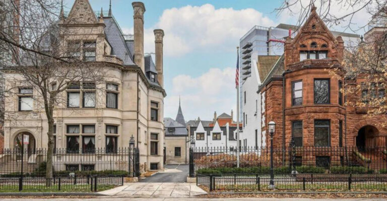 20 Historic Mansions In Chicago Showcase Architectural Splendor In All Their Midwest Glory