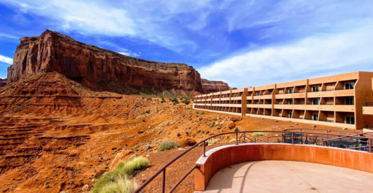 20 Secluded Mansions in Arizona Make the Most of their Desert Locations