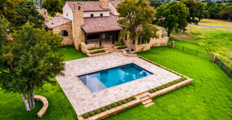 20 Secluded Texas Mansions Make the Most of their Wide Open Spaces
