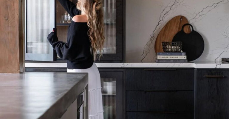 25 Color Palettes That Give Black Kitchen Cabinets An Elegant Look