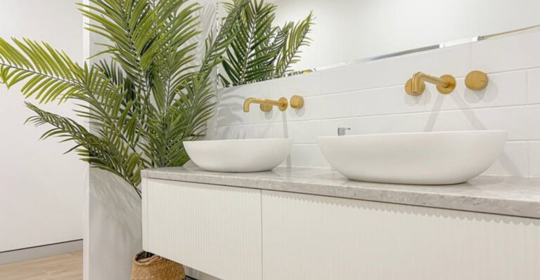 35 Excellent Ways To Style A Boring White Bathroom