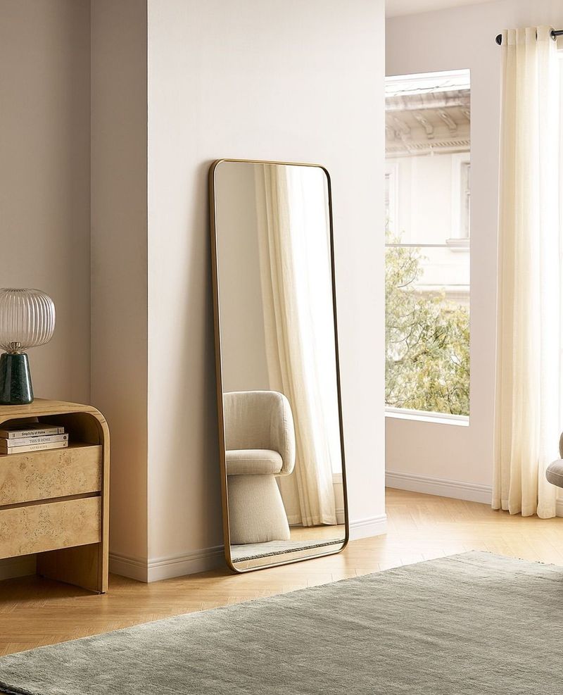 Mirrors for Illusion