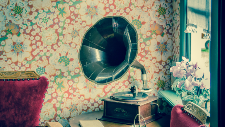 29 Historic Wallpaper Prints That Feel Surprisingly Fresh In Modern Interiors
