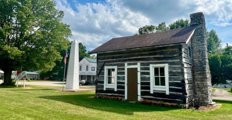 15 Centuries-Old Homes In Iowa That Still Shine