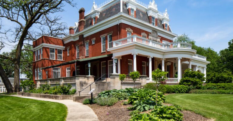 15 Historic Mansions In Illinois Highlight Architectural Styles