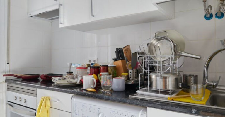 15 Kitchen “Icks” That Instantly Turn Off Homebuyers And 5 That Completely Gross Them Out