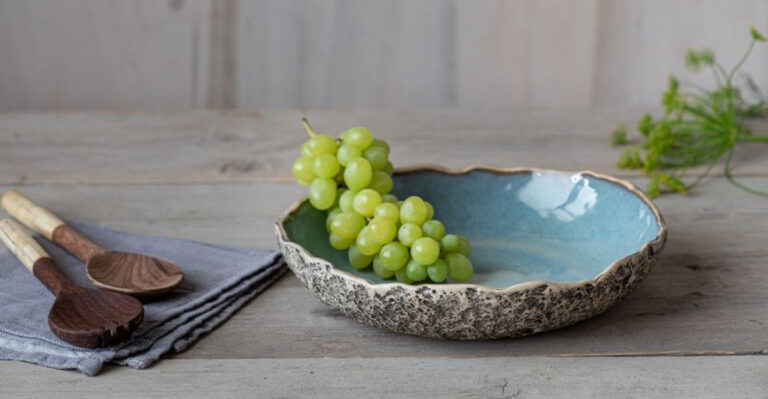 16 Simple Items Interiors Designer Swears By for a Perfectly Styled Kitchen Island
