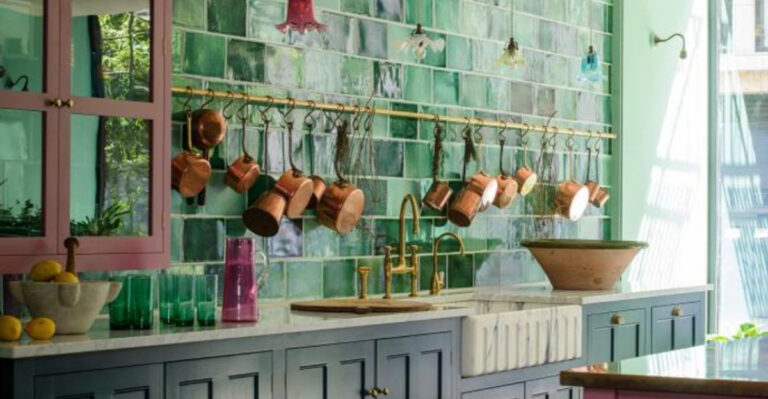 17 Examples Of The English Kitchen Style That’s Replacing The Modern Farmhouse