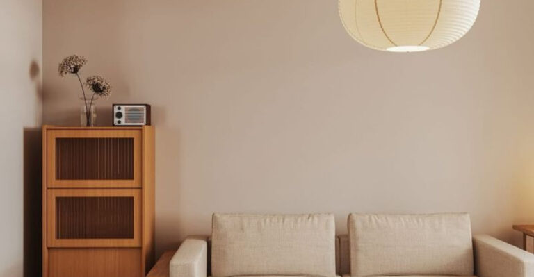 20 “No Art” Living Rooms That Prove Less Is More