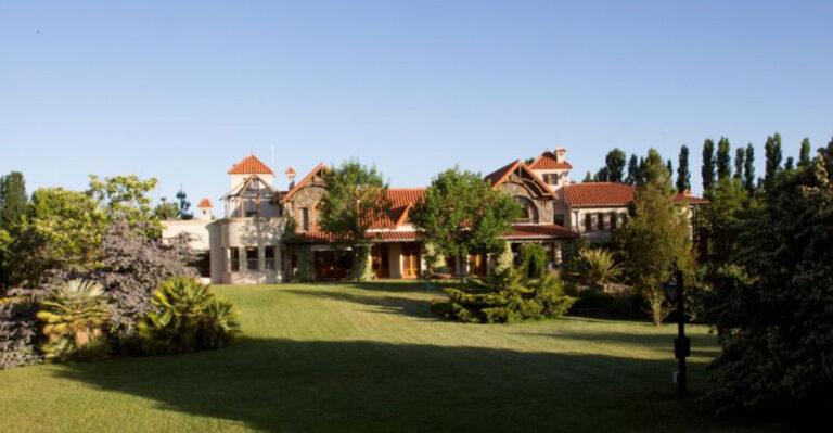20 Vineyard-Inspired Mansions That Are the Epitome of Elegance