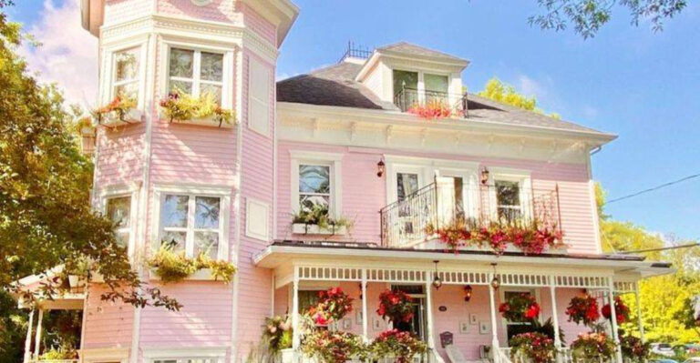21 Reasons Pastel Victorian Homes Are Straight Out Of A Fairytale