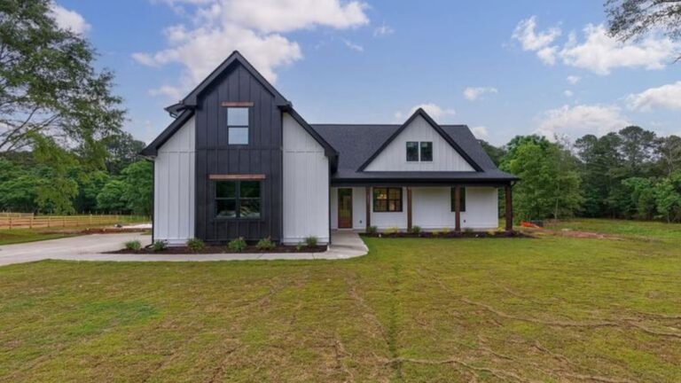 27 Key Features That Set Modern Farmhouse Homes Apart