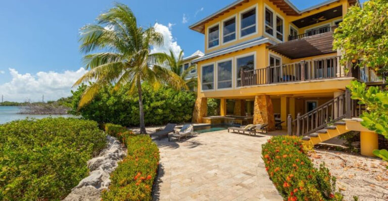 30 Coastal Houses That Will Take Your Breath Away