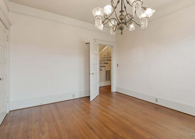 A Living Room with Old-Soul Elegance