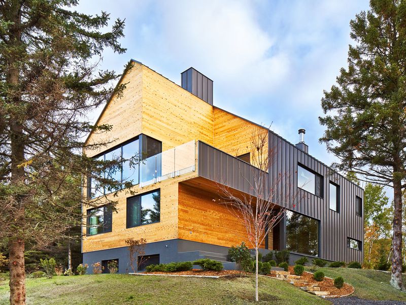 Modern Barn-Like House – Charlevoix, Quebec, Canada