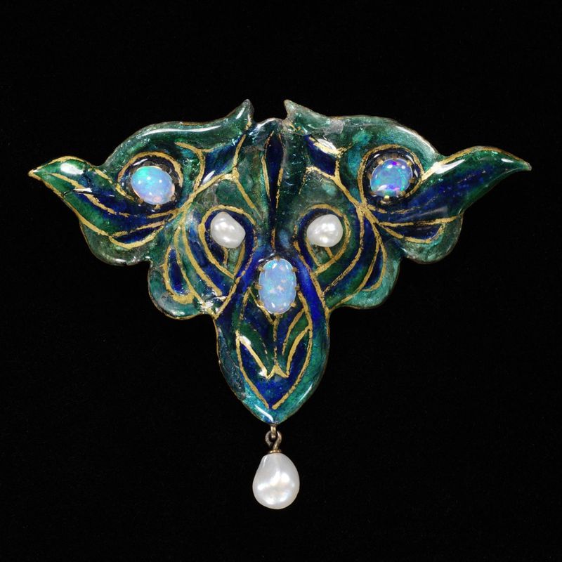 Jewelry: Nature-Inspired vs. Geometric Glamour