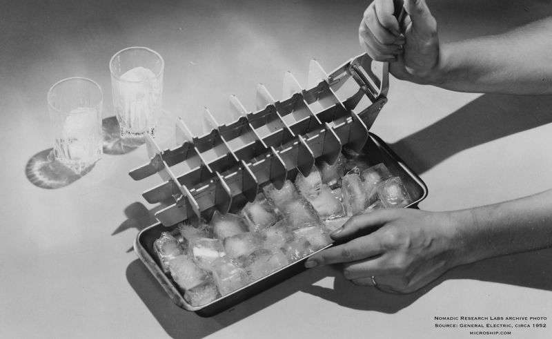Metal Ice Cube Trays with Lever