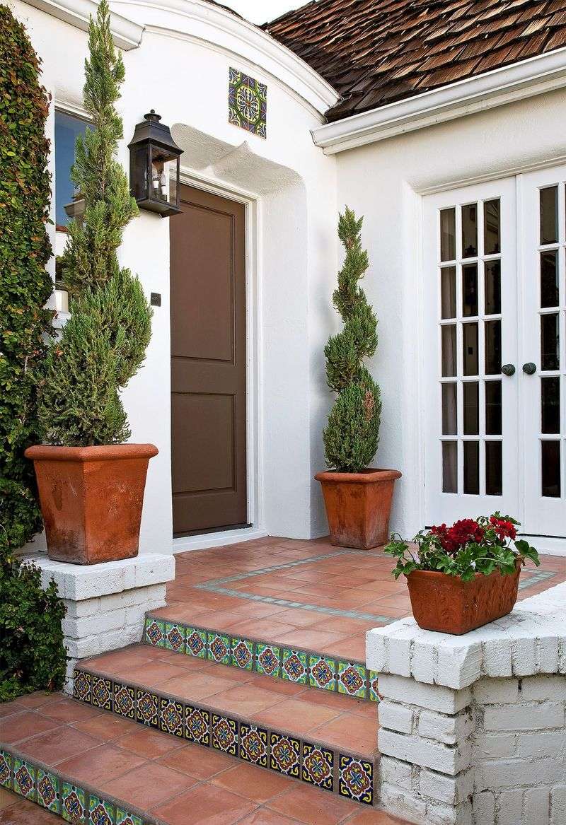 Sweep Front Entryway