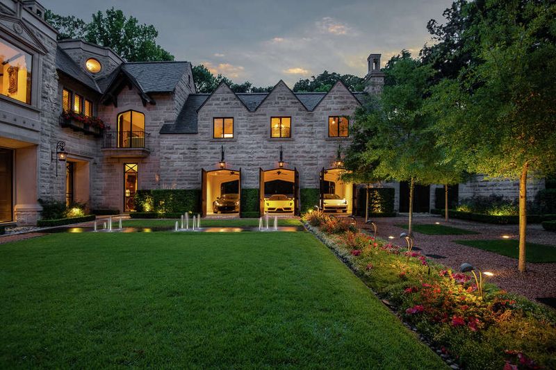 Houston's Bayou Compound