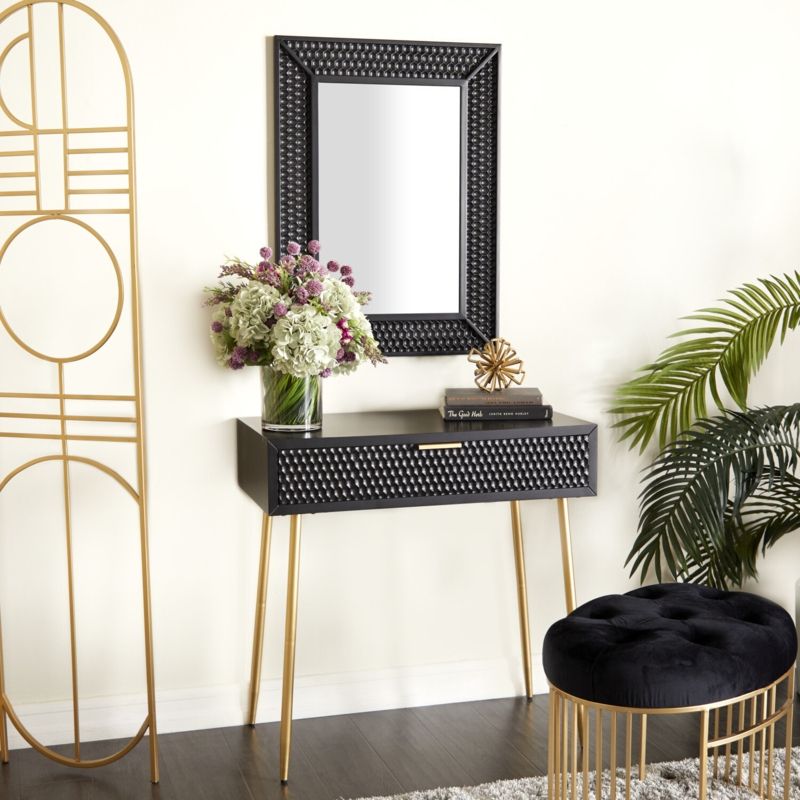 Mirrored Surfaces Expand Visually
