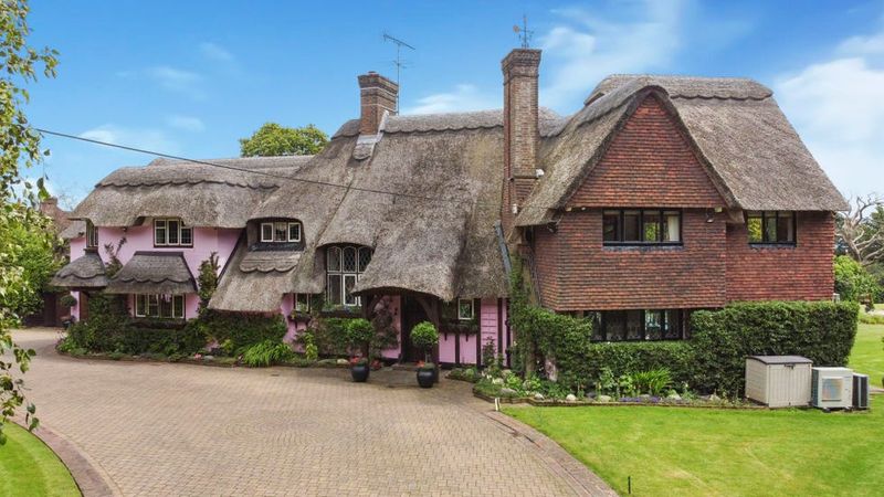 Hollywood Glamour Gets a Thatched Twist