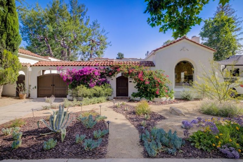 Xeriscaped Front Yards That Eliminate Mowing