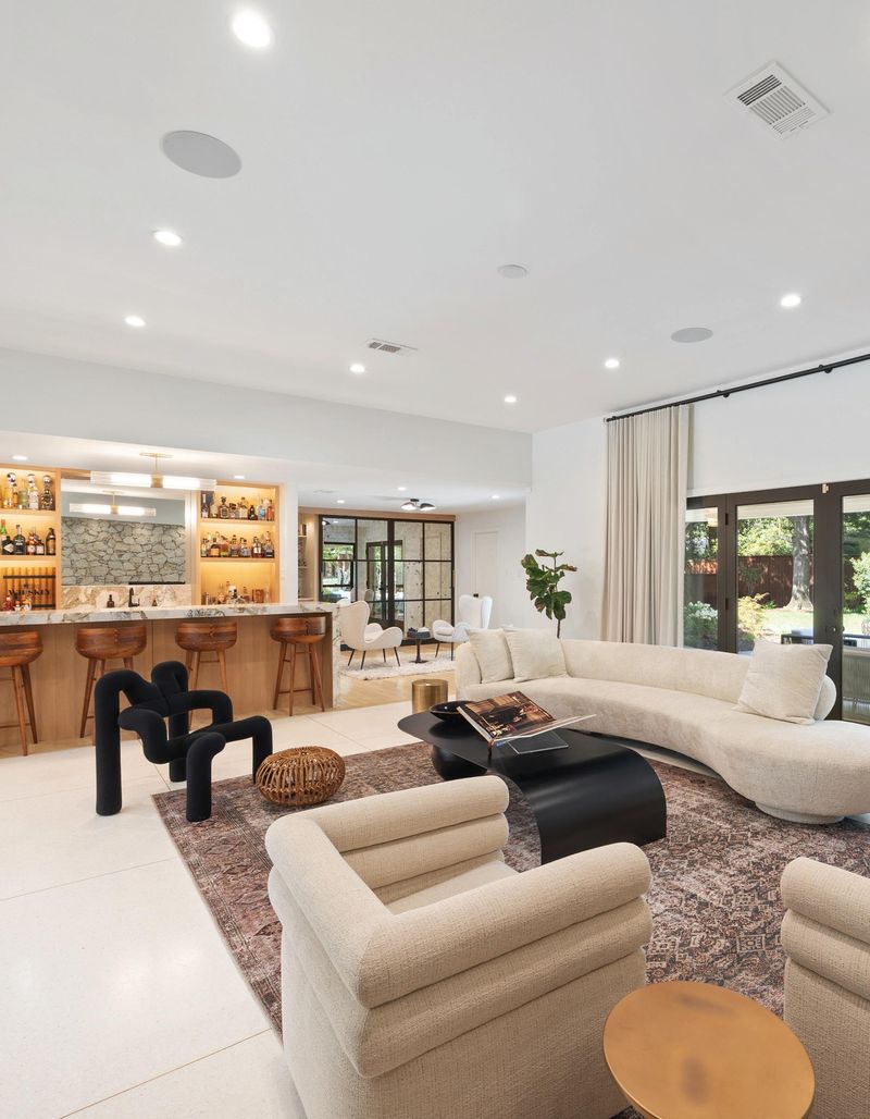 Modern Luxury Living – 3407 Sylvan Ave, Dallas, Texas