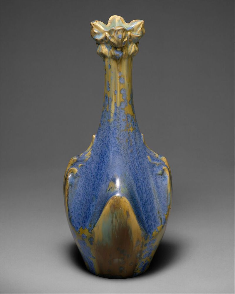 Ceramics: Organic Earthenware vs. Streamlined Porcelain