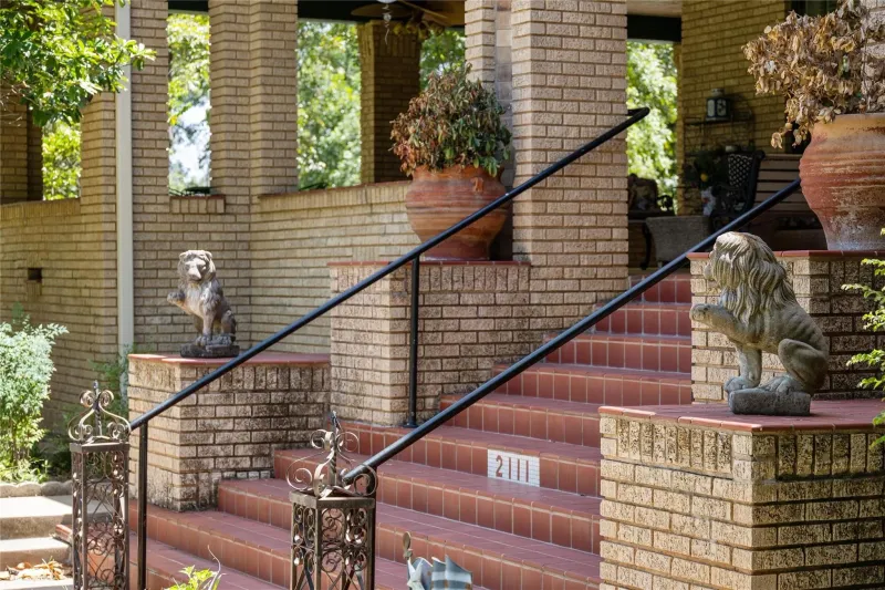 A Staircase Built For Dramatic Entrances