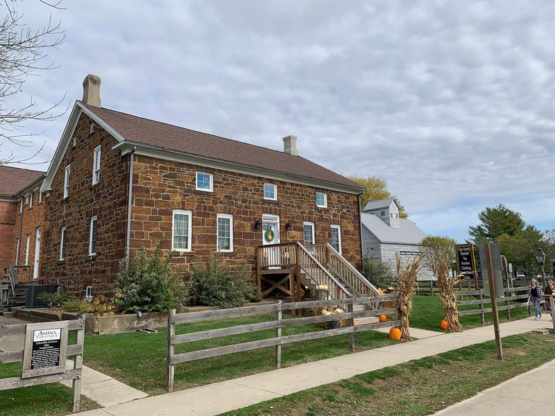 The Amana Colonies, Amana