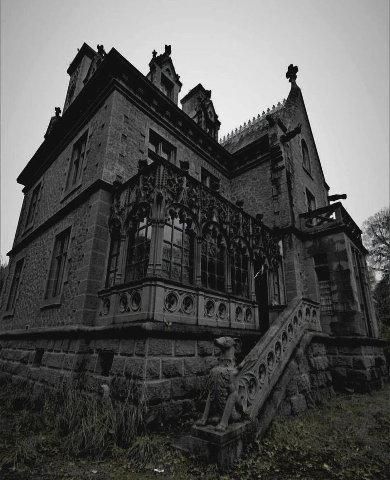 The Dark Mansion, France