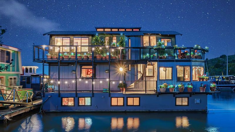 The Floating Houseboat