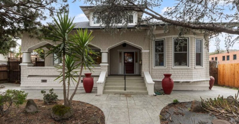 Tour This 1907 Craftsman With A Spacious Kitchen And An Outdoor Oasis