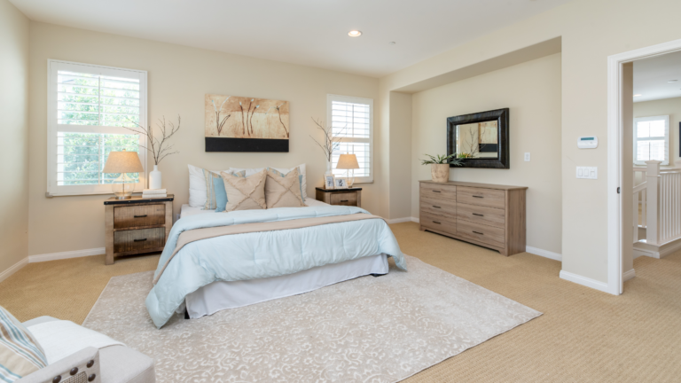 25 Stunning Cream-White Farmhouse Bedrooms We Dream About