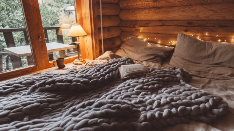 25 Brilliant Ways To Create Cozy Vignettes Throughout Your Home (And 10 Things To Watch Out For)