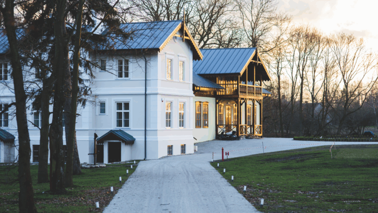 17 Tennessee’s Old-World Fairytale Homes