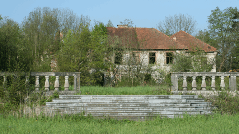 15 Bourbon-Era Mansions In Kentucky That Crumbled Through The Ages