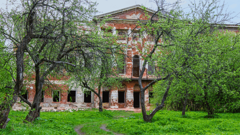 15 Hauntingly Beautiful Country Homes The World Let Slip Away