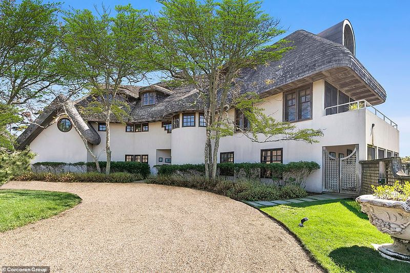 Hamptons' High-Society Thatch