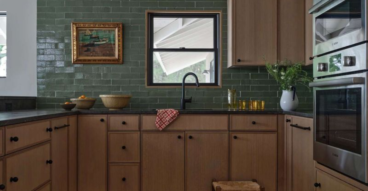 10 Of The Best Paint Colors To Use With Oak Cabinets (Plus A Few Surprisingly Good Ones)