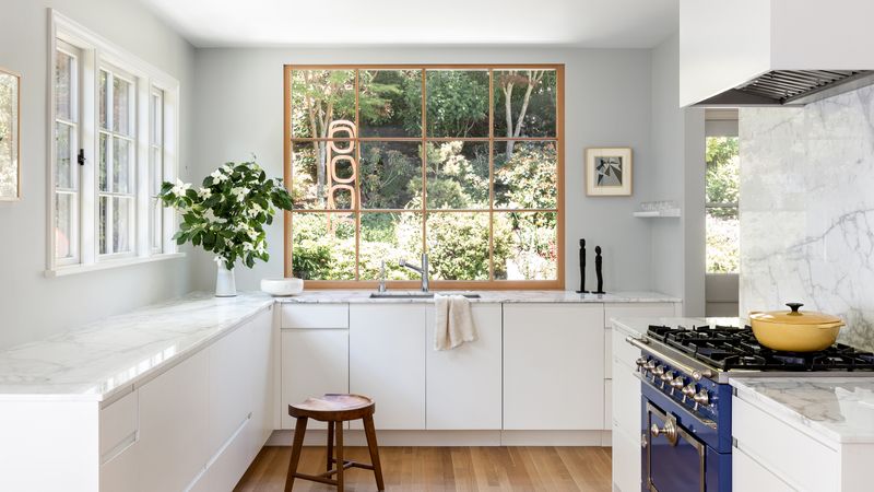 Light Colors Expand Visual Space