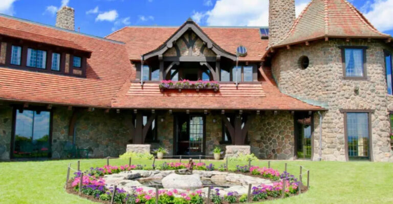13 Photos of a 1914 Arts and Crafts Mansion That Seems to Float Above New Hampshire’s Mountains