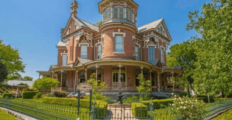 15 Must-See Photos Of An 1888 Queen Anne Home in Little Rock