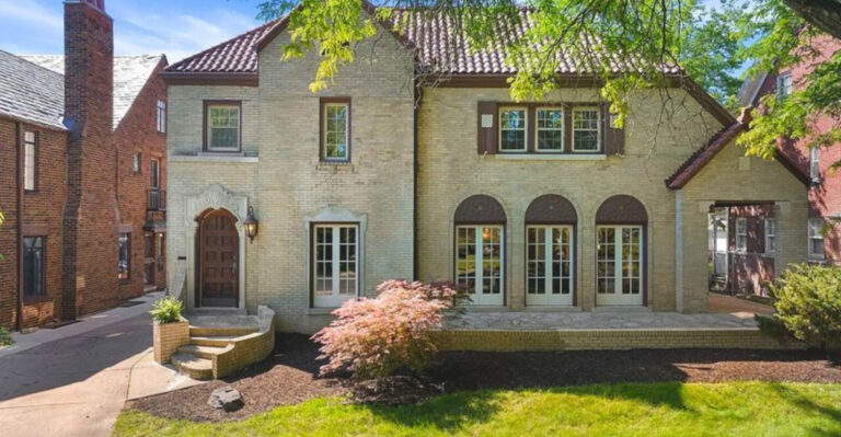 15 Photos Of A 1924 Detroit Colonial Home in Michigan Sprinkled With Luxury